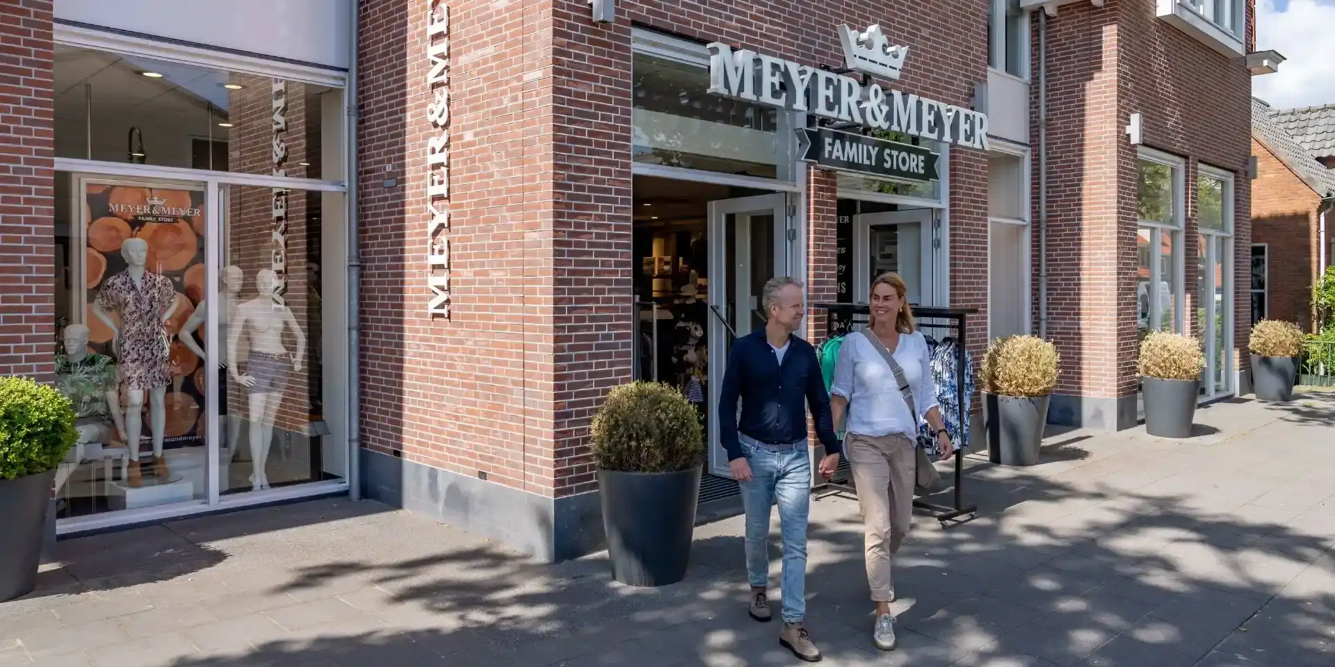 Man en vrouw winkelend door Schoorl